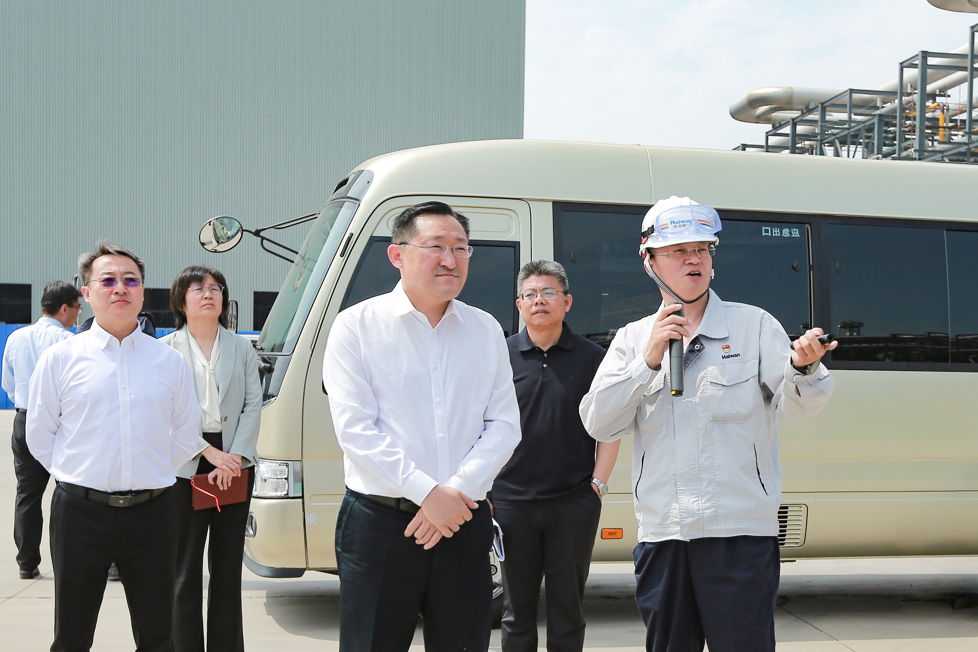 王(wáng)清源區(qu)長到海(hǎi)灣化學(xué)調研